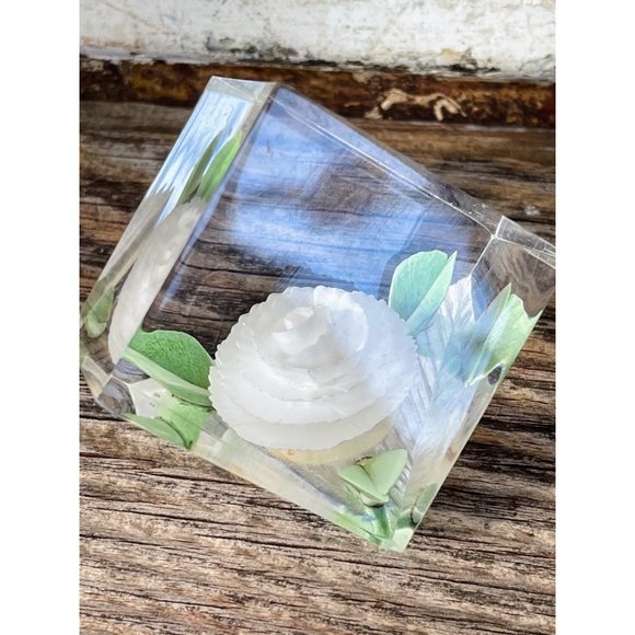 Vintage Russ Acrylic Lucite White Flower Paper Weight - Picture 5 of 6